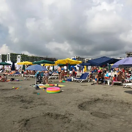 Holiday Beach 120m アパート